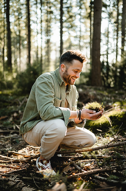 Rolf Johan buiten tussen de bomen